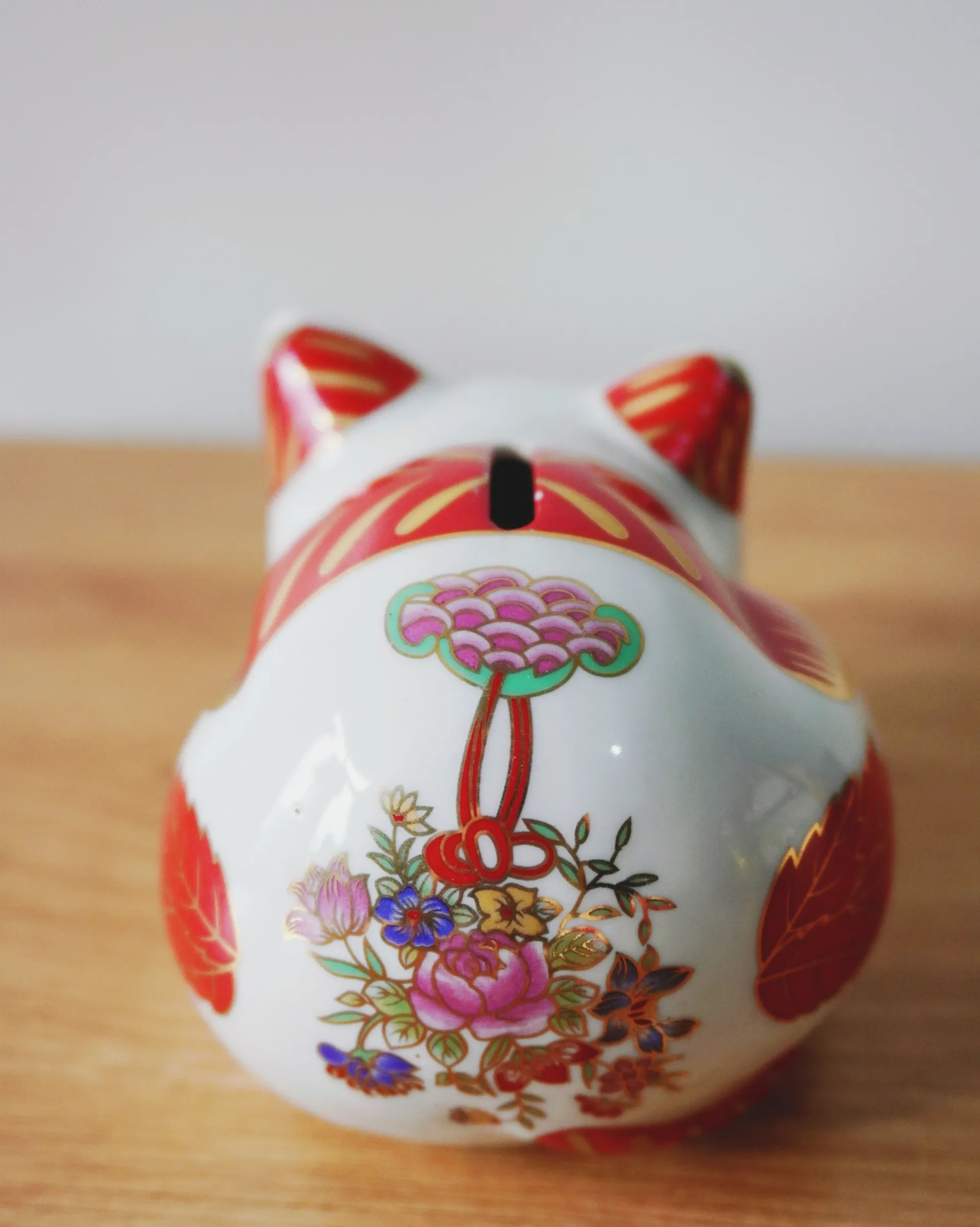 Cat coin bank. Mama bought her because it look liked she wanted to come home with us 🥹