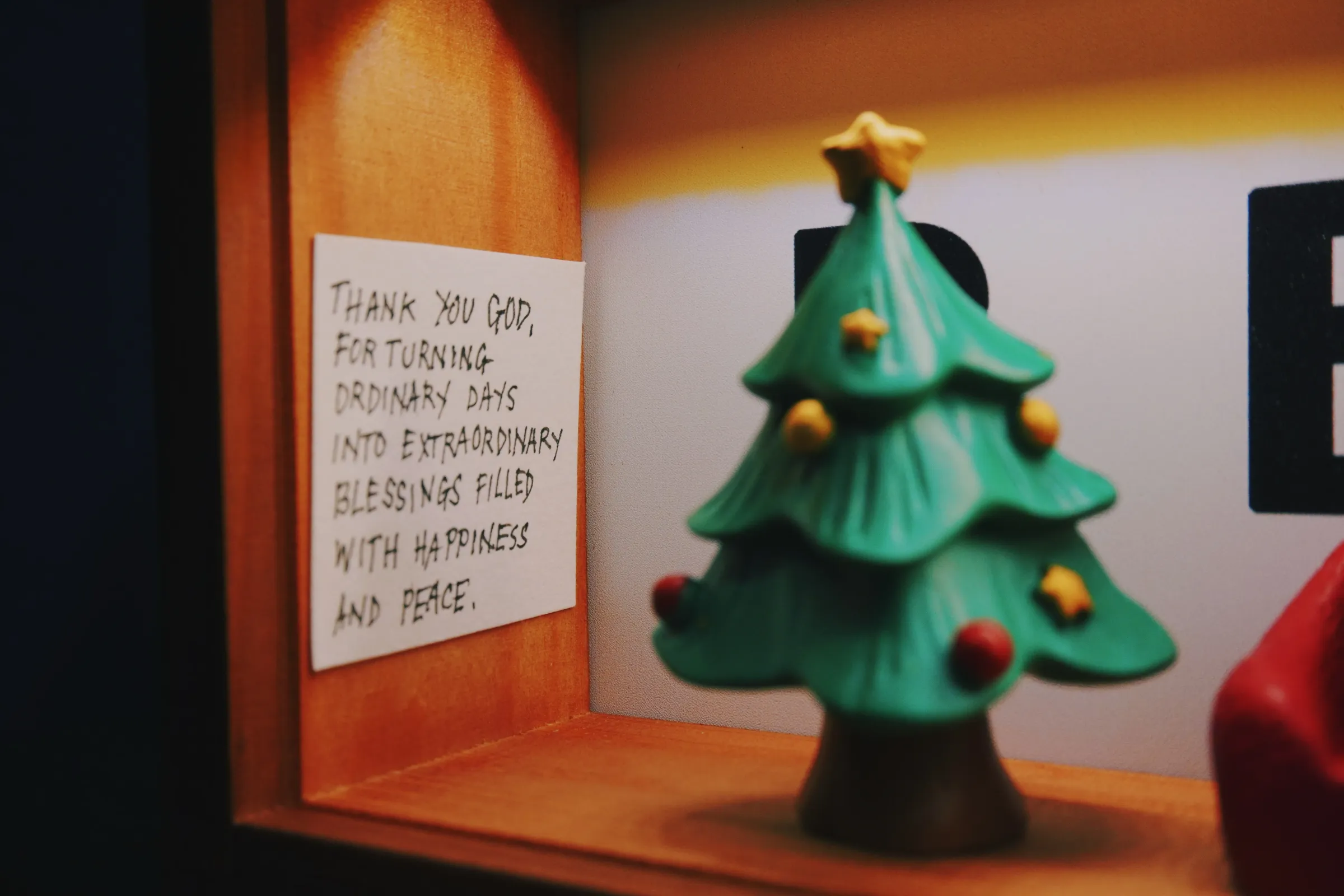 This is the little Christmas tree. Every box has one. 🎄 And there's also a handwritten note for the prayers. 🙏
