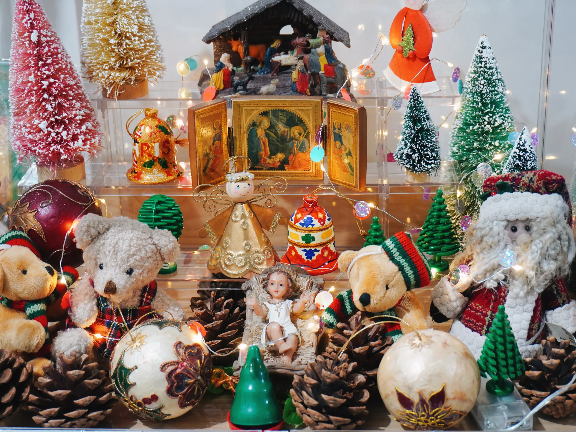 Lego trees, pine cones, and cute santa from my childhood. Mama had a big Christmas collection that was lost when we moved houses. Thank God we were able to keep some of them!