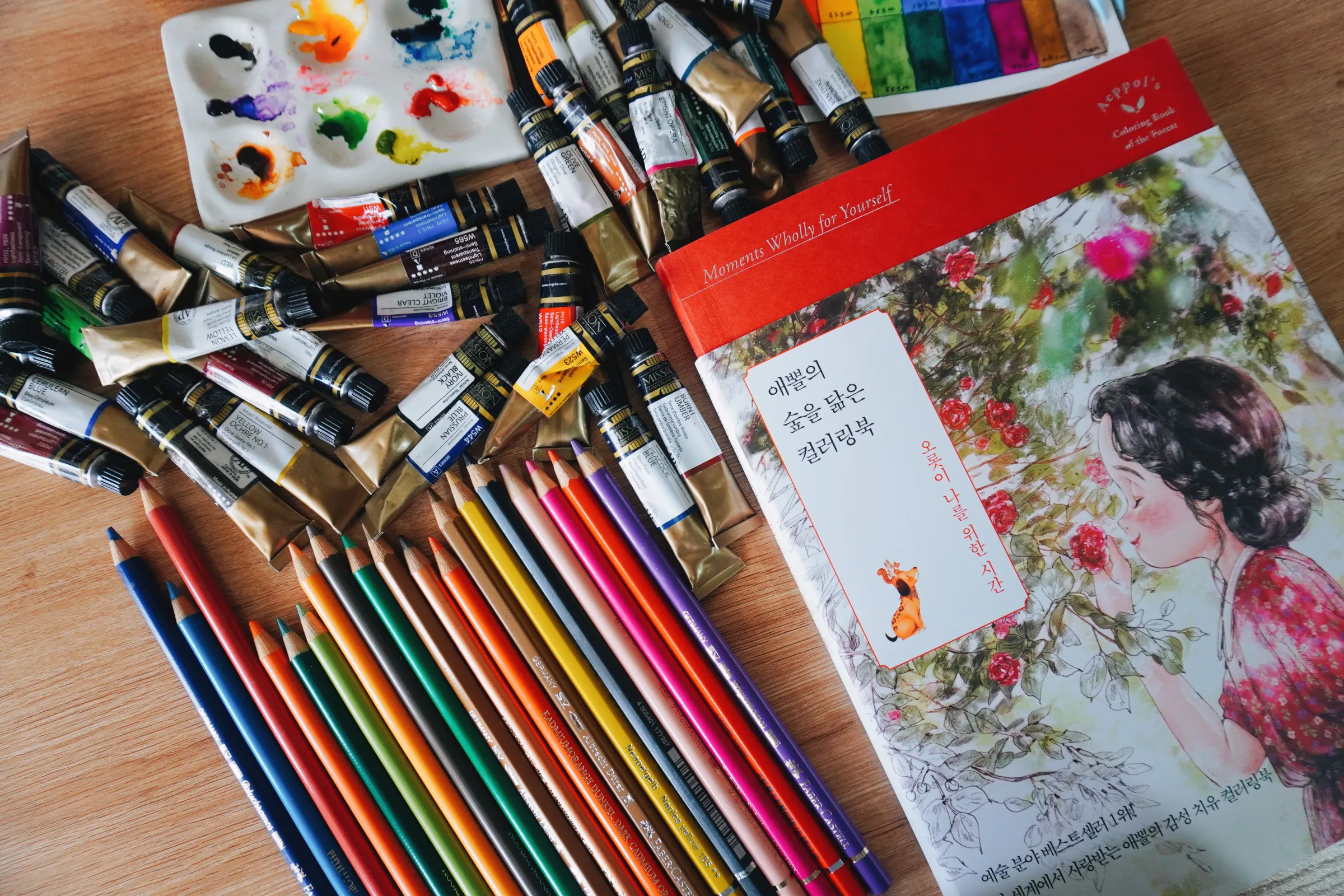 A mix of Faber Castell Polychromos and Albrecht DΓΌrer pencils, my old but still fantastic Mijello watercolor tubes, and Aeppol's coloring book π