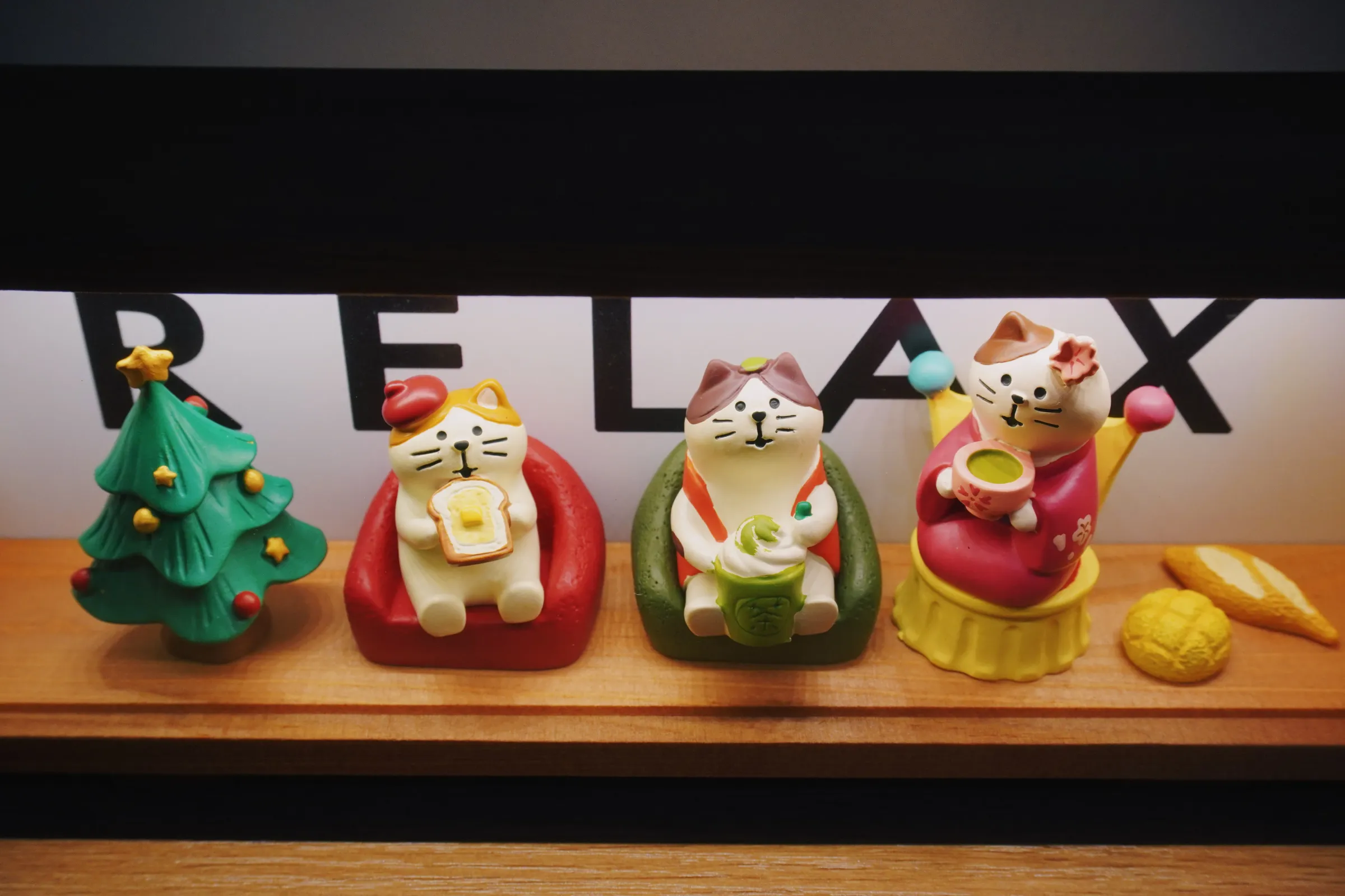 These ceramics are so smooth. The paint work is vibrant and neat.